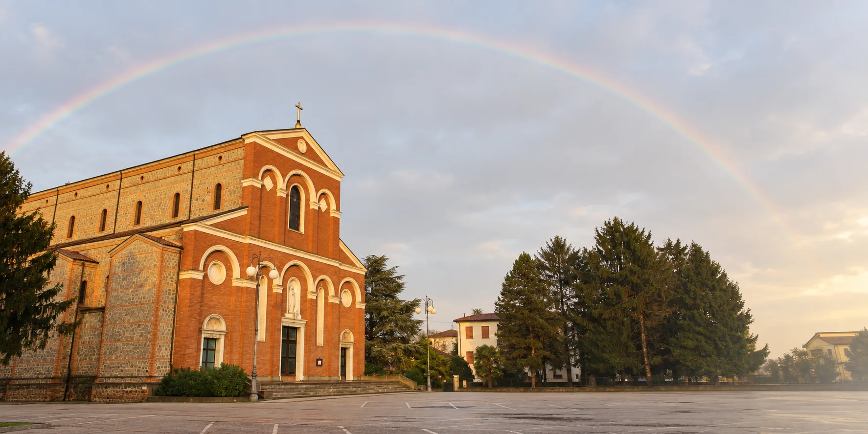 La chiesa di Santa Maria a Casale di Scodosia con l'arcobaleno